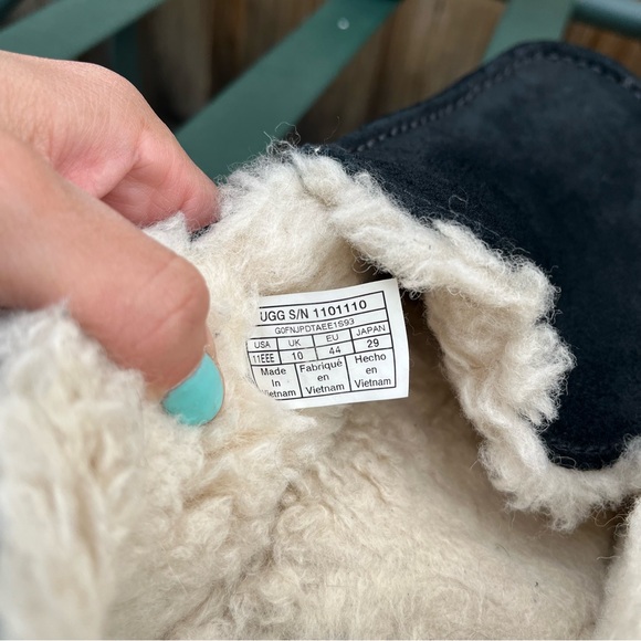 Some home slippers - Picture 5 of 8